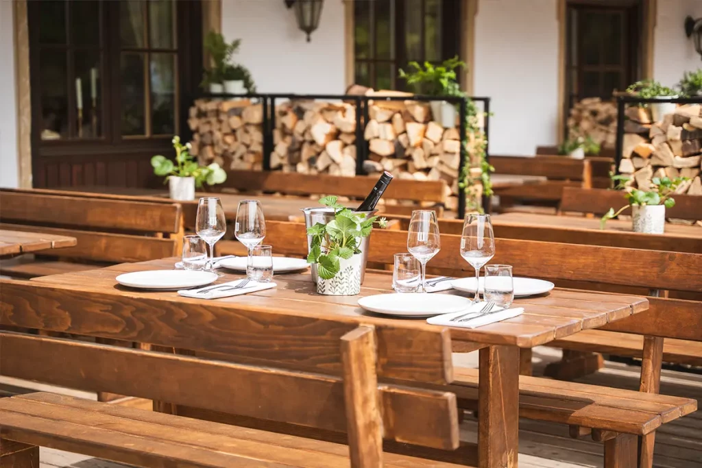 waldhaus-deininger-weiher-garten-tisch