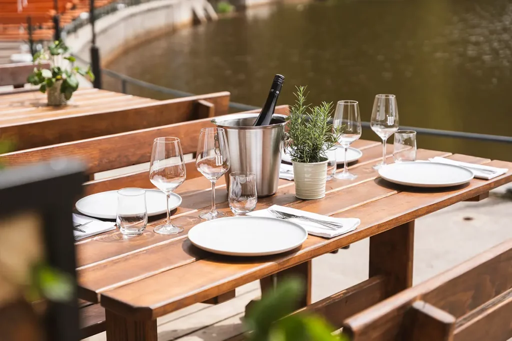 waldhaus-deininger-weiher-garten-tisch-2