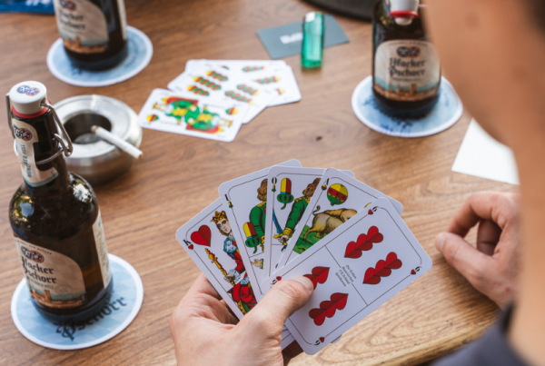 Zwei Männer spielen Schafkopf