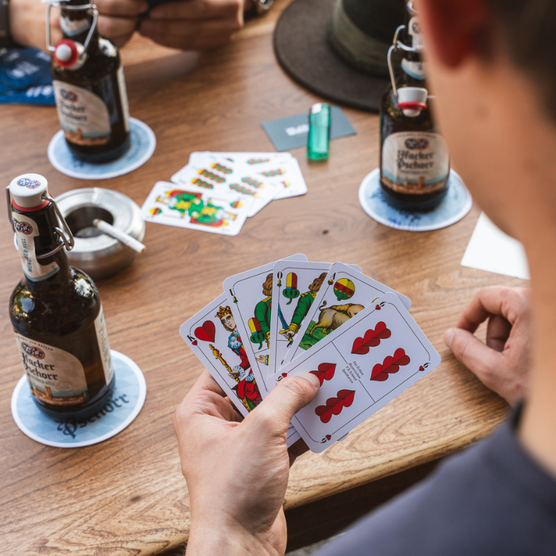 Zwei Männer spielen Schafkopf